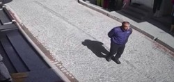 Şanssızlığın bu kadarı! Sokakta yürürken üzerine çanak anten düştü