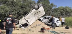 Bursa'da feci kaza kamerada! Otomobile çarpan minibüs takla attı: Feci kazada 2'si ağır, 3 kişi yaralandı