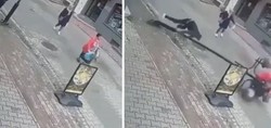 Telefonla konuşurken yaslandığı sokak lambası kadının üzerine devrildi! Korkunç olay saniye saniye kamerada