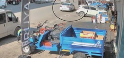 Hatay'da feci kaza kamerada! Koşarak yolun karşısına geçmeye çalışan çocuğa otomobil çarptı