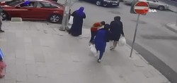 Esenyurt’ta esnaftan hayat kurtaran müdahale kamerada: Boğazına şeker kaçan çocuğu heimlich manevrası ile böyle kurtardı