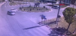 Hatalı sollama kazayı da beraberinde getirdi! Siirt'te otomobilin refüje çarptığı kaza kameraya böyle yansıdı