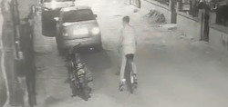 Denizli'de pes dedirten hırsızlık kamerada: Çaldığı bisikleti beğenmeyince bırakıp motosikleti çaldı