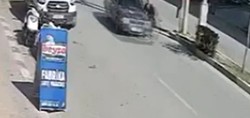 Hatay'da feci kaza kamerada! Yolun karşısına geçmeye çalışan kadına otomobil böyle çarptı