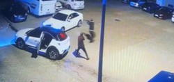 Otomobilin önünü kesip kurşun yağdırdılar! Kağıthane'de kalaşnikoflu saldırı kamerada