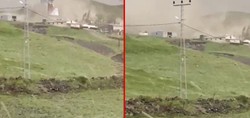 Kars'ta korku dolu anlar kamerada! Şiddetli rüzgar evlerin çatısını böyle uçurdu
