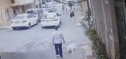 Bağcılar’da sokakta oynayan 3 yaşındaki çocuğa otomobil çarptı! Kaza anı güvenlik kamerasına yansıdı