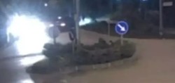 Sakarya'da kavşakta drift atan trafik magandası ağaca çarptı! 3 kişinin yaralandığı kaza güvenlik kamerasına yansıdı