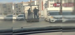 Canlarını hiçe saydılar! Ankara'da gençlerin kamyon kasasındaki tehlikeli yolculuğu kamerada