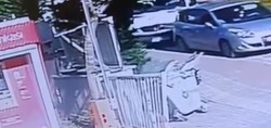 ATM'den para çekti, servis aracının altında kaldı! Bursa'da feci kaza kameraya böyle yansıdı