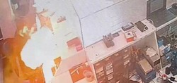 Telefoncu dükkanında korku dolu anlar! Cep telefonu bataryası bomba gibi böyle patladı