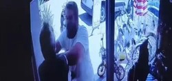 Bodrum'da boks ringlerini aratmayan görüntü! Park kavgasında yumruklar havada uçuştu