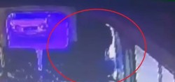 Adana'da şoke eden silahlı saldırı! Bindiği dolmuştan ateş edip dükkanın önünde oturan husumetlisini vurdu