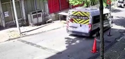 Böyle vicdansızlık görülmedi! Uyarıya rağmen yavru kediyi ezip yoluna devam etti