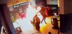 Manisa'da alevlerin arasında kalan oto yıkamacı hayatını kaybetti! Feci olay saniye saniye güvenlik kamerasına yansıdı