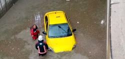 Malatya'da sağanak yağış hayatı felç etti! Cadde ve sokaklar göle döndü, araçlar suya gömüldü. İşte o görüntüler...