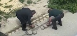 Eskişehir'de şaşkına çeviren olay! Sokaktaki kaldırım taşlarını söktü, görüntüleri sosyal medyada gündem olunca geri getirdi