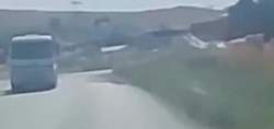 Denizli’de ölümden kıl payı kurtuluş kamerada! TIR'ın dorsesinden düşen kaya parçasının altında kalmaktan son anda kurtuldu