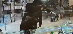 Sandalye fırlatarak kaçırdılar! Sultanbeyli'de kuyumcuda silahlı soygun girişimi kamerada