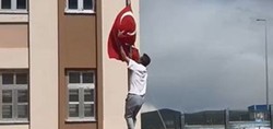 Ardahan'da bir öğretmen, direğe dolanan Türk Bayrağı'nı tırmanarak çözdü