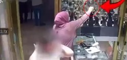 Altın almaya geldi bileklik çaldı! O anlar saniye saniye güvenlik kamerasına yansıdı