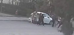 İzmir'de komşuların silahlı kavgasında kan aktı! 4 kişinin gözaltına alındığı kavga kameraya böyle yansıdı