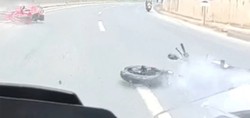 O anlar saniye saniye kask kamerasına yansıdı: Kocaeli'de yola akan su nedeniyle 3 motosikletli böyle kaza yaptı