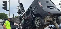 Muğla'da feci kaza! Sinyalizasyon direğine çarpan aracın sürücüsü hayatını kaybetti. 3 kişinin de ağır yaralandığı kaza anı güvenlik kamerasına yansıdı