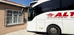 Arnavutköy'de facianın eşiğinden dönüldü! Freni boşalan yolcu otobüsü kayarak gecekonduya çarptı