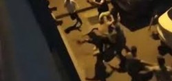 Birbirlerine öldüresiye saldırdılar! Bayrampaşa'da yabancı uyruklu iki grup arasında çıkan kavgada ortalık savaş alanına döndü! İşte o görüntüler...