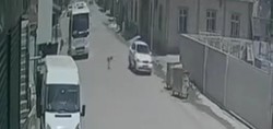 Şanlıurfa'da feci kaza kamerada! Otomobilin çarptığı çocuk yaralandı, sürücü kaçtı