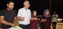 İnfaz düzenlemesi yürürlüğe girdi: Yakınlarını karşılamak için gittikleri cezaevi önünde halay çektiler