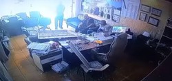 O anlar saniye saniye güvenli kamerasına yansıdı: Avizenin monte edildiği kartonpiyerin altında kalmaktan kıl payı kurtuldu