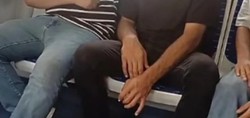 İzmir'de bir şahıs, kimseye aldırmadan İZBAN'da sigara içti! O anlar kameraya böyle yansıdı