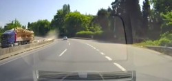 TIR'ın yükü yola böyle saçıldı! Kocaeli'de facianın eşiğinden dönülen anlar kameraya yansıdı