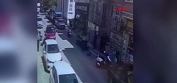 Edirne'de ilginç kaza kamerada: Sürücüsünün geri viteste unuttuğu otomobil, mobilya mağazasına girdi