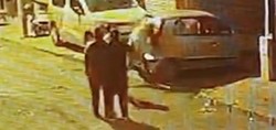Kağıthane'de bir şahıs, arkadaşına sinirlenip park halindeki aracın camını tek yumrukla böyle patlattı