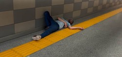 Bursa’da ilginç anlar kamerada! Metro istasyonunda sızıp kaldı, 'Ben neredeyim, bırakın yatayım' dedi