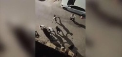 Şanlıurfa'da dehşet anları kamerada! Taş, pala ve silahlı kavgada ortalık savaş alanına döndü. 2 kişinin yaralandığı kavga kameraya böyle yansıdı