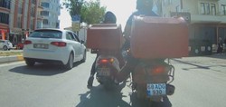 Kuryelerin tehlikeli yolculuğu yürekleri ağza getirdi! Arızalanan motosikleti seyir halindeyken dakikalarca ayağıyla itti