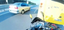 Önüne çıkan otomobile tepki gösteren motosikletli, otobüse çarptı! Kaza anı saniye saniye kask kamerasına yansıdı