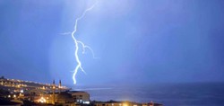 Van Gölü’ne düşen yıldırımlar geceyi gündüze çevirdi! Görsel şölen kameraya böyle yansıdı
