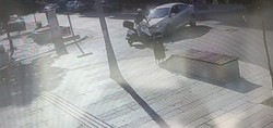 Taktığı kask hayatını kurtardı: Antalya'da otomobilin çarptığı motosikletli böyle savruldu