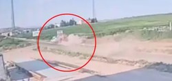 Diyarbakır'da feci kaza kamerada! İçinde çocukların bulunduğu otomobilin takla attı. Feci kazada 1 çocuk hayatını kaybetti, 4 kişi de yaralandı