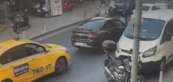 Kağıthane'de fren yerine gaza basan sürücü ortalığı savaş alanına çevirdi! 4 araca çarptı, 2 kişi yaralandı. İşte o görüntüler...