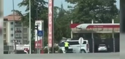 Malatya'da ilginç anlar kamerada: Kargaların saldırısına uğrayan trafik polisi zor anlar yaşadı. İlginç anlar kameraya böyle yansıdı