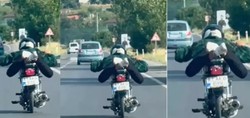 Sakarya'da motosikletin üzerinde ölüme yolculuk kamerada! Motosikleti yatarak sürdü...