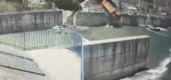 Artvin'de kamyonun dereye uçtuğu feci kaza kamerada!