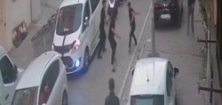 Esenyurt'ta yol verme tartışmasında kan aktı! 2 kişinin bıçakla yaralandığı kavga saniye saniye kameraya yansıdı