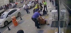 Kadınların saç saça kavgasında ortalık karıştı! Polislerin bile güçlükle ayırdığı kavga saniye saniye kameraya yansıdı